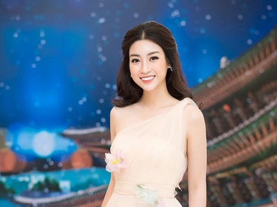 Hoa hậu Mỹ Linh 'khoe da' giữa trời rét