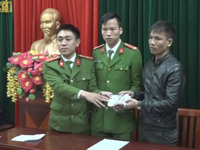 Chiến sỹ công an trả lại 20 triệu đồng cho người đánh rơi
