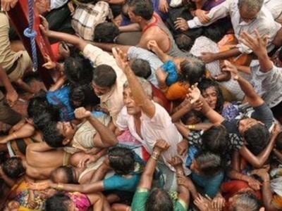 Hàng chục người thương vong do giẫm đạp nhau để lấy thức ăn miễn phí