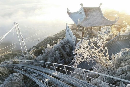 Hình ảnh băng tuyết phủ trắng nóc nhà Đông Dương