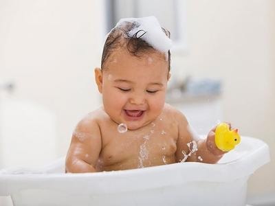 Mùa lạnh, tắm vào thời điểm nào trong ngày để trẻ không ốm?