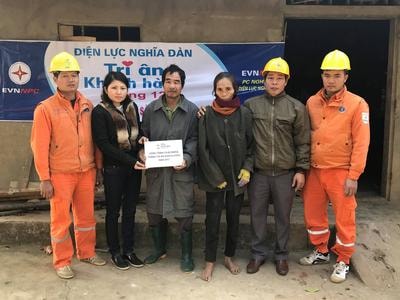 Điện lực Nghĩa Đàn trao quà, sửa chữa hệ thống điện cho hộ nghèo