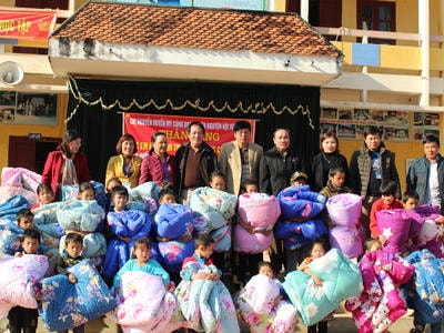 Nhiều phần quà đến với học sinh tiểu học vùng cao