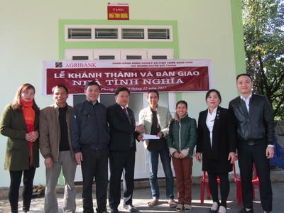 Bàn giao nhà tình nghĩa cho hộ nghèo ở Quế Phong