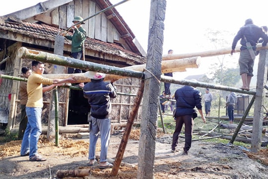Dân bản góp tre, nứa dựng nhà cho vợ con người đàn ông bị lũ cuốn trôi