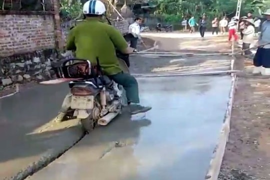 Cộng đồng bức xúc vì người đàn ông đi xe máy vào đường đang đổ bê tông