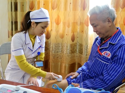 Coi người bệnh như người thân