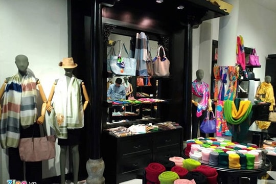 Hai cán bộ quản lý thị trường bị 'hạ bậc khen thưởng' vì vụ Khaisilk