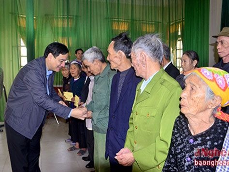 Nghệ An phấn đấu 100% hộ nghèo có quà Tết Nguyên đán