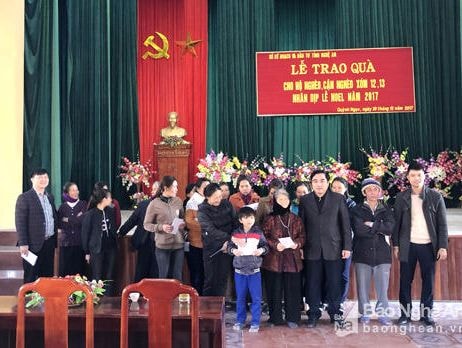 Sở Kế hoạch và Đầu tư tặng quà giáo dân nghèo nhân dịp Noel