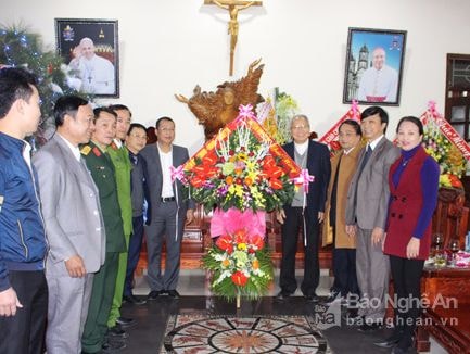 Huyện Nghi Lộc chúc mừng Tòa giám mục giáo phận Vinh nhân dịp Noel