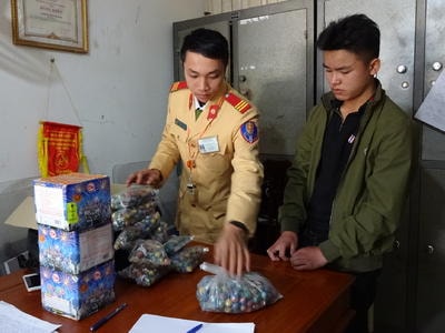 Thiếu niên vận chuyển 7 kg pháo đi tiêu thụ