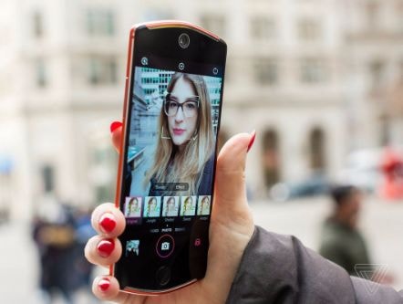 Chụp ảnh 'tự sướng' quá nhiều có thể là dấu hiệu rối loạn tâm lý