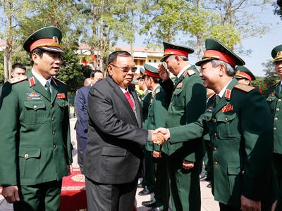 Tổng Bí thư, Chủ tịch nước Lào: 'Quân khu 4 luôn đóng góp quan trọng cho quan hệ Việt Nam - Lào'