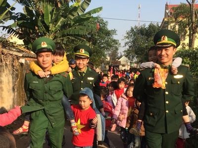 Trẻ mầm non trải nghiệm đời sống quân ngũ