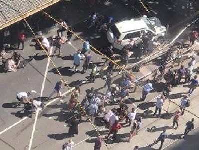 Lao xe vào người đi bộ ở Australia