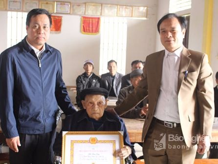 Trao Huy hiệu 70 tuổi Đảng cho đảng viên lão thành