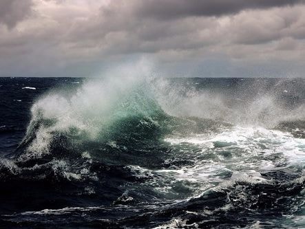 Không khí lạnh hoạt động mạnh ngoài khơi Trung Bộ và Nam Bộ, biển động mạnh