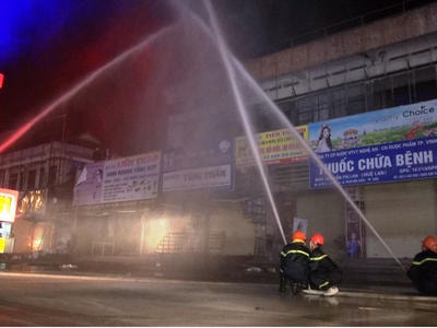 Diễn tập dập tắt đám cháy tại chợ Ga Vinh trong 15 phút