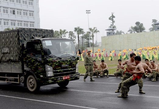 Bộ đội đặc công dùng răng kéo ô tô