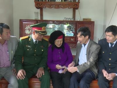 Thăm, tặng quà các Bà mẹ Việt Nam anh hùng ở Hoàng Mai