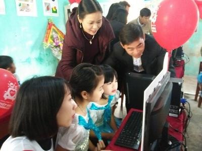 Nguyễn Kim tặng thư viện điện tử cho trường tiểu học ở Thanh Chương