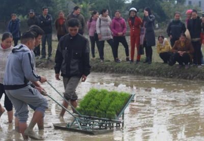 Con Cuông: Nông hộ diện nghèo được hỗ trợ các loại máy phục vụ sản xuất