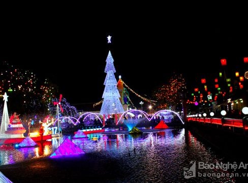 Hàng ngàn người chiêm ngưỡng giáo xứ trang trí đẹp nhất Nghệ An