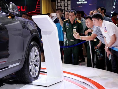 Chuyện lạ cuối năm 2017: Ô tô tăng giá, cò đòi ăn chênh 200 triệu