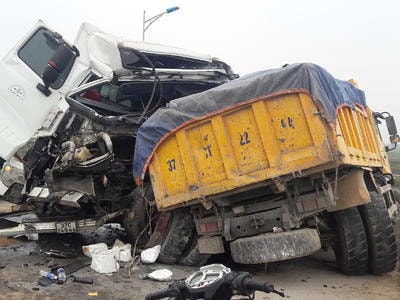 Nghệ An: Xe tải đối đầu nhau, 2 người bị thương nặng