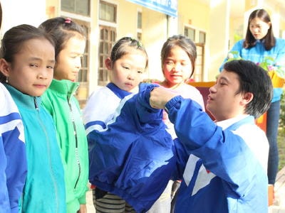 Hàng trăm chiếc áo ấm từ miệt biển lên với trẻ em vùng cao