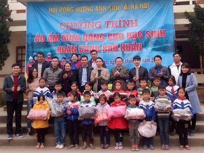 Hơn 370 suất quà đến với học sinh nghèo vùng sâu vùng xa