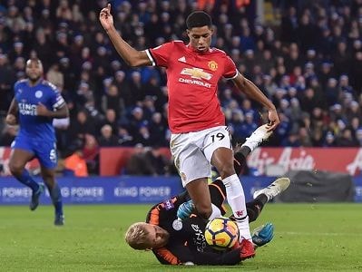 Phung phí cơ hội, Man Utd đánh rơi chiến thắng trên sân Leicester