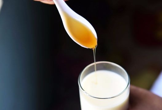 Thực hư mật ong uống với sữa đậu nành gây chết người