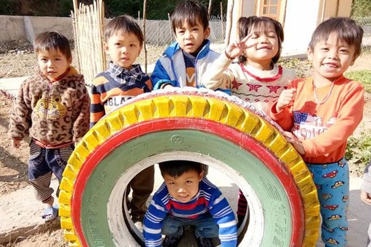 Cô giáo cắm bản làm 'Vườn cổ tích' bằng lốp cao su cho trẻ mầm non