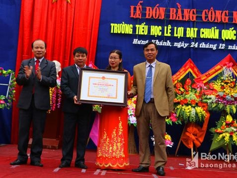 Trường Tiểu học Lê Lợi (Hưng Nguyên) đón Bằng công nhận đạt chuẩn Quốc gia