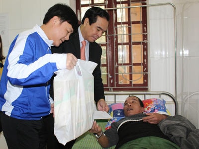 Tỉnh đoàn thăm, tặng quà bệnh nhân giáo dân hoàn cảnh khó khăn