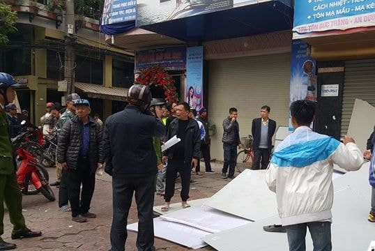 Bị vật liệu xây dựng đè trúng, 2 người đàn ông thương nặng