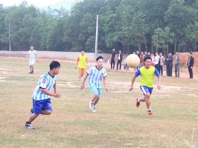 Sôi nổi giao hữu bóng đá chào mừng Giáng sinh