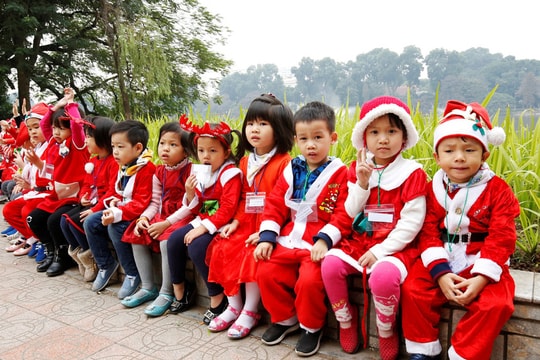 Thế giới rực rỡ đón Noel