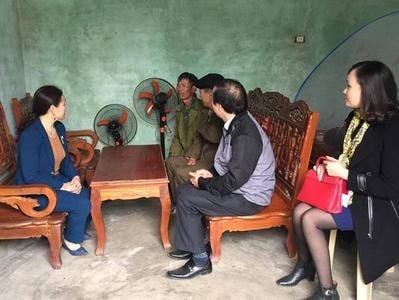 Văn phòng Tỉnh ủy tặng quà 5 hộ giáo dân nghèo