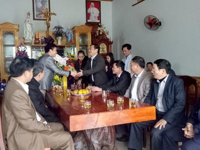 Chủ tịch UBMTTQ tỉnh chúc mừng Giáng sinh giáo xứ Lạng Điền