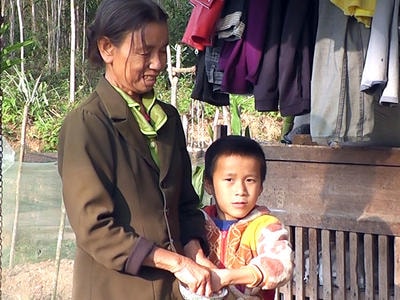 Mẹ già đơn thân lam lũ nuôi con và cháu