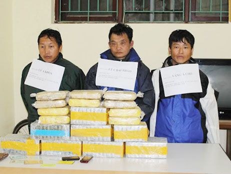 3 người đàn ông vận chuyển gần 80 bánh heroin tấn công cảnh sát