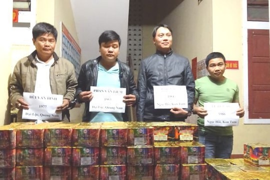 Dùng xe bán tải chở 326 bánh pháo hoa đi tiêu thụ