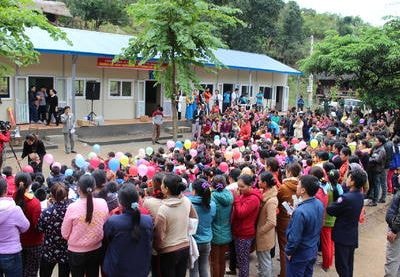 Một gia đình Khơ mú hiến đất, dời nhà để xây trường