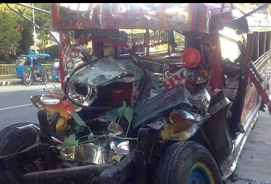 Xe khách đấu đầu xe buýt, 20 người chết