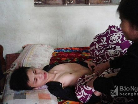 Xót xa nam thanh niên bị bệnh teo cơ