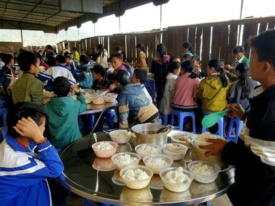 Trao 20 bộ bàn ăn đến Trường THCS bán trú Huồi Tụ