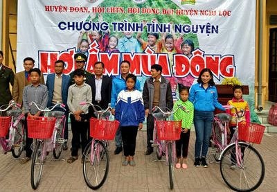 Hàng trăm suất quà đến với học sinh và hộ nghèo ở biên giới